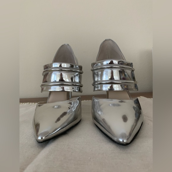 Kenneth Cole Stiletto Shoes: Silver Mirror, Wide Stretchy Front Strap. Size 9.5 - Picture 3 of 13